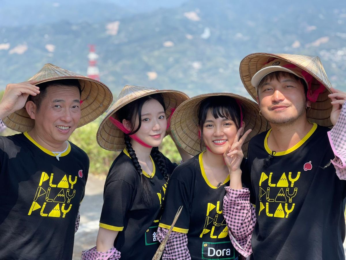 ▲葉舒華（左二）參加《綜藝玩很大》錄影。（圖／三立）