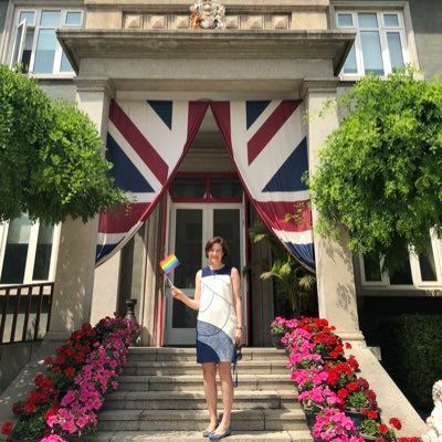 ▲適逢六四事件32週年，英國駐中國大使館在微博、微信，貼出一張黑暗中的燭光照片，不到20分鐘就遭到刪除。圖為英國駐中使館公使司徒娜。（圖／翻攝自司徒娜推特）