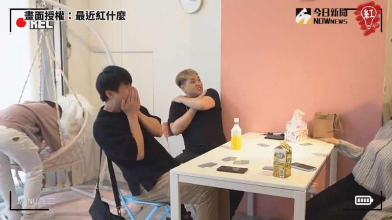 ▲丫丫帶最小的瞳孔片,讓所有團員嚇壞。(圖/最近紅什麼授權)
