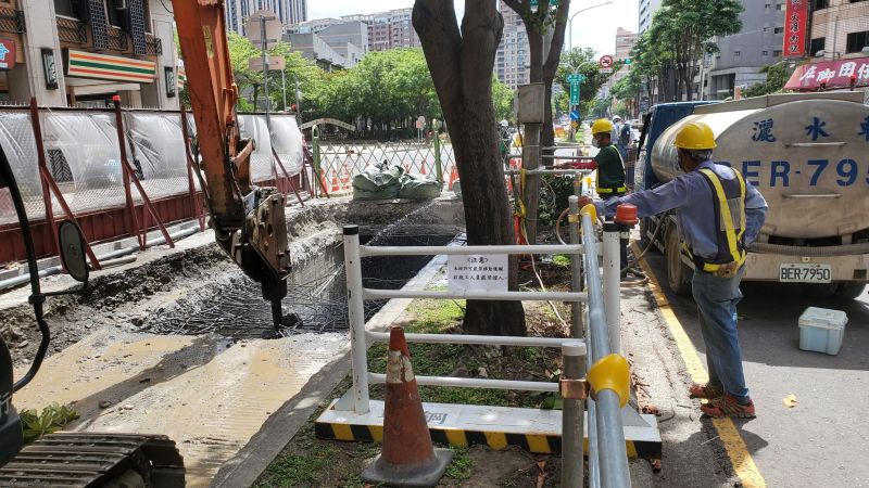 ▲捷運局表示，為了輕軌建設百年基礎安全，需先進行路基下方排水箱涵破除改建工程。（圖／高市府捷運局提供）