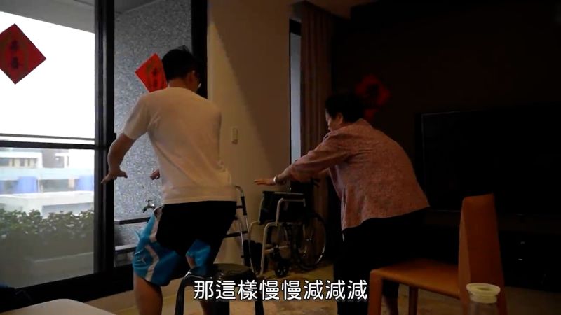 ▲營養師陪同阿嬤運動,搭配飲食,獲得健康