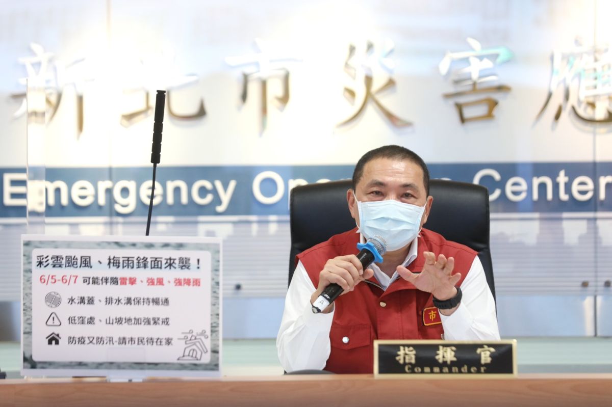 ▲侯友宜擔憂新北醫療量能不足的問題，因為「新北醫療量能在4天後會非常緊繃！」（圖／新北市政府提供）