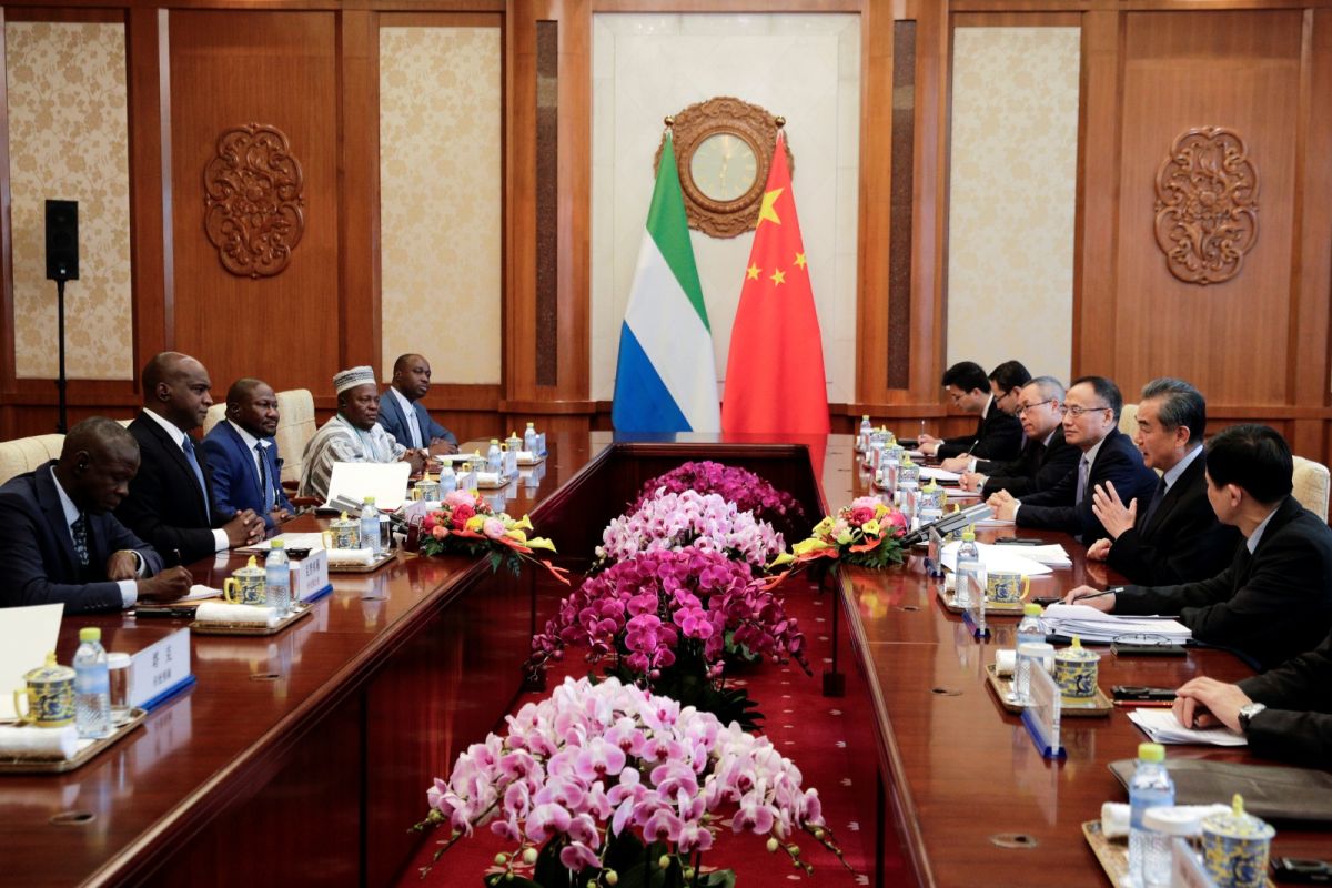 ▲西非國家獅子山共和國將蓋一座工業港，引發民眾抗議，擔憂這起中國資助的建設計畫將破壞當地原始雨林及汙染海洋。圖為2國外交首長會面資料照。（圖／美聯社／達志影像）