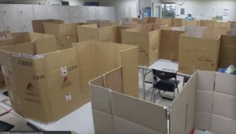 ▲網友分享自己公司防疫專用的「紙箱隔板」，其造型看起來非常像迷宮，引發討論。（圖/PTT）