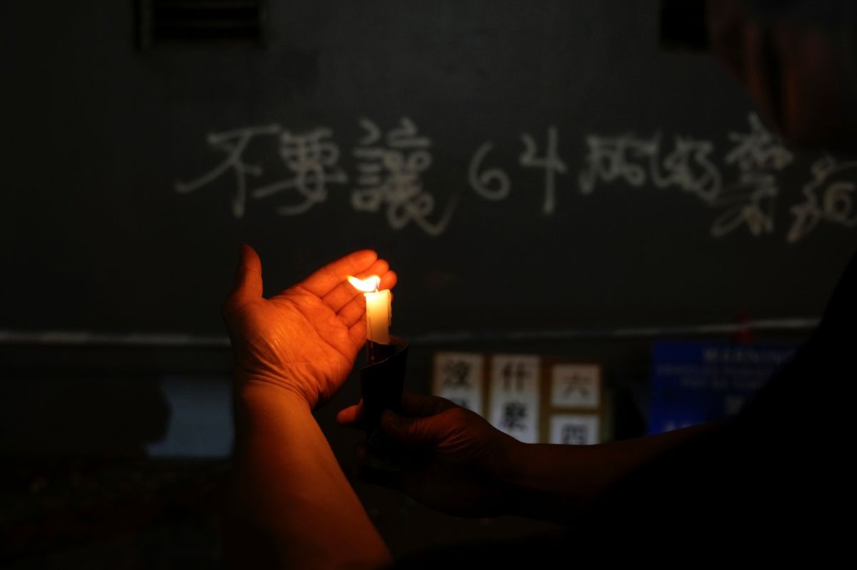 ▲昨天是六四事件32週年，香港警方首次引用「公安條例」封閉維多利亞公園中央草坪、足球場等範圍，直至今天凌晨1時解封。不過，各地仍有市民悼念、呼口號，警方昨天共拘捕6人。（圖／美聯社／達志影像）