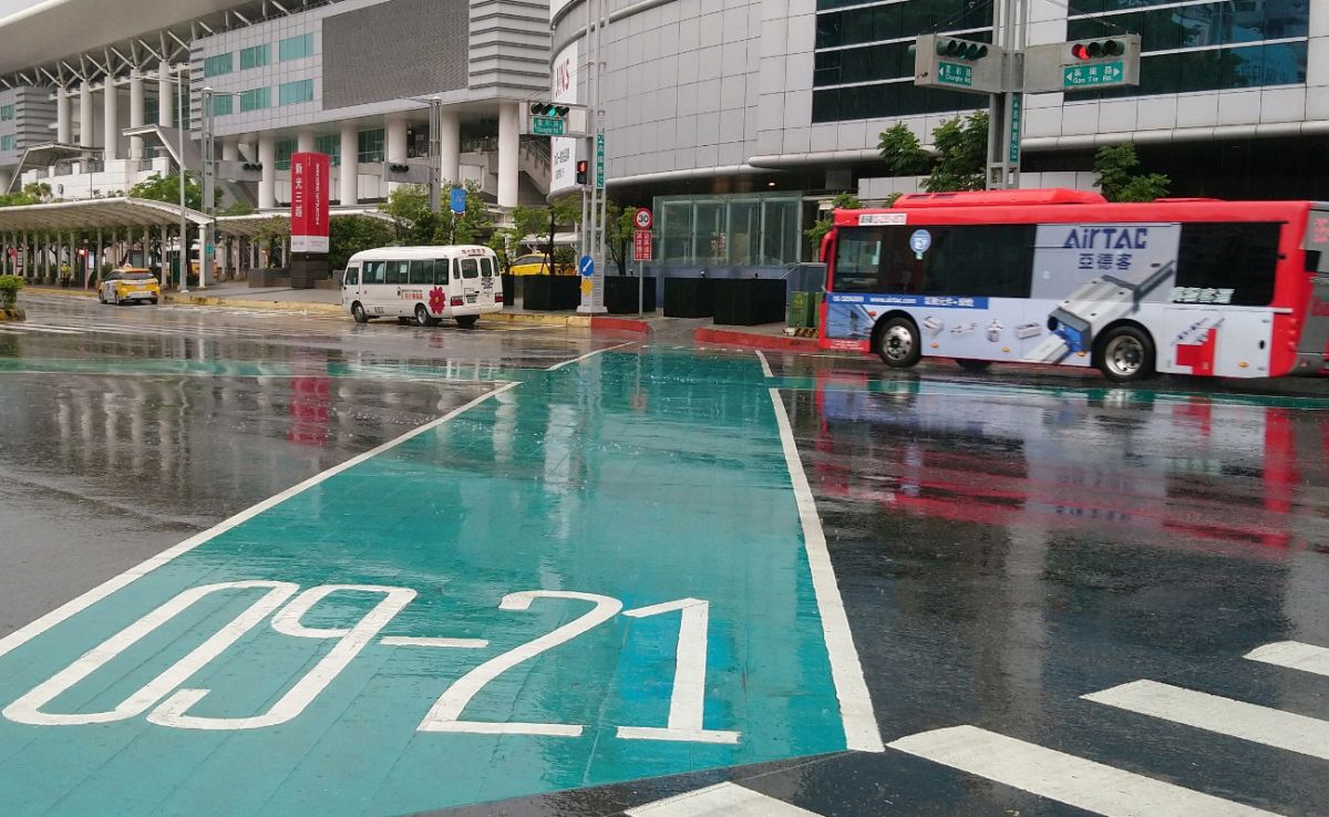 ▲高雄市政府交通局在高鐵路與重和路口，增設對角線行人穿越道線，以保障行人安全。(圖／記者黃守作攝，2021.06.05)。