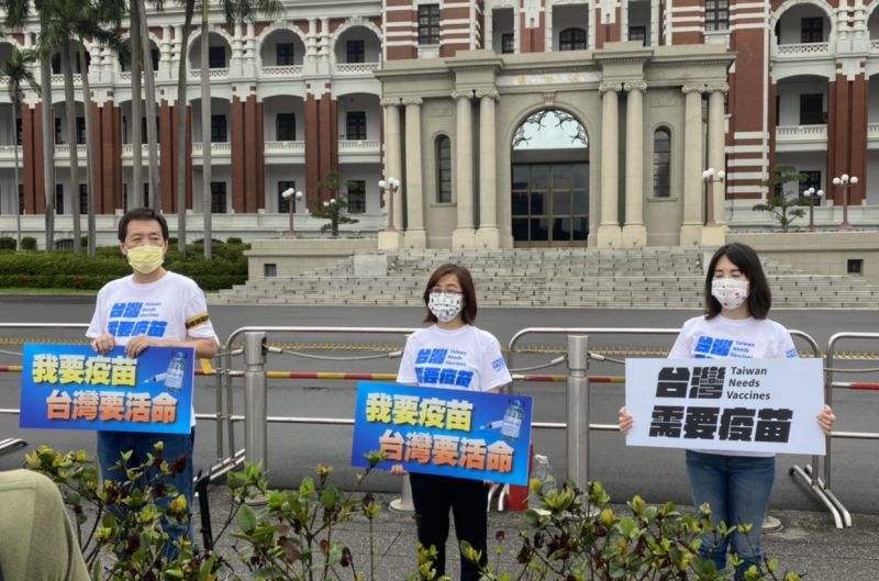 ▲國民黨團發起「我要疫苗，台灣要活命」活動，今（5）日進入第二天。（圖／國民黨團提供）