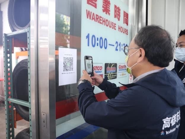 ▲副市長史哲今天上午先後前往好市多、小北賣場及傳統市場等地稽查人流管控狀況，並親身體會QRcode實聯制。(圖／截自史哲臉書)