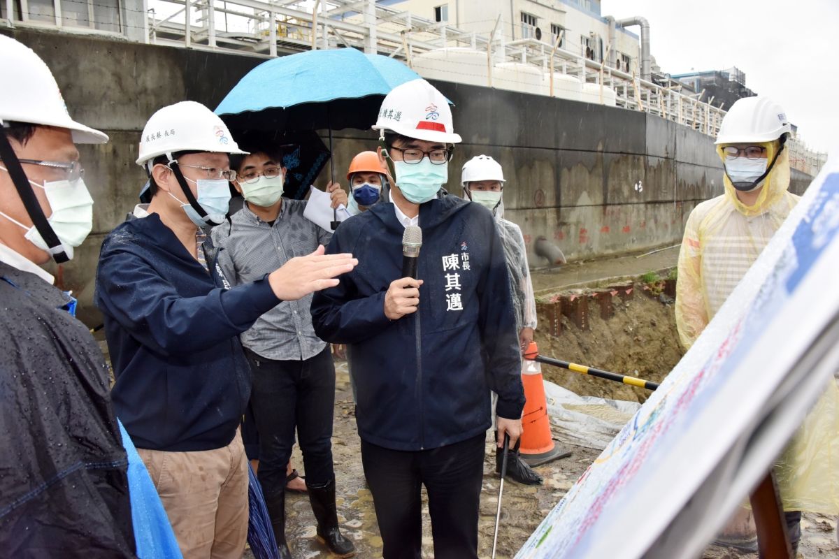 ▲陳其邁今天因擔心仁武八德東路、澄觀路等區域淹水問題，上午冒雨前往後勁溪靠高速公路路段，視察後勁溪台塑段第一標整治工程。(圖／高市水利局提供)