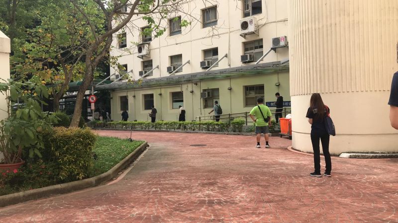 ▲醫護女友去施打疫苗表示「隊伍很長」，沒想到是因為人與人之間隔開了很大的距離。