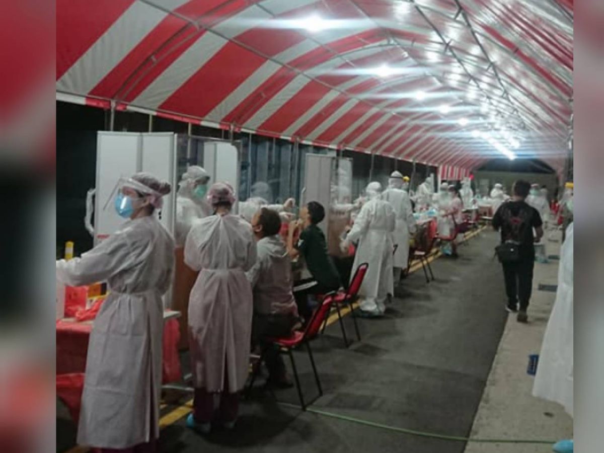 ▲指揮中心醫福會執行長王必勝前進京元電坐鎮，坦言情況紛亂複雜。（圖／王必勝臉書）