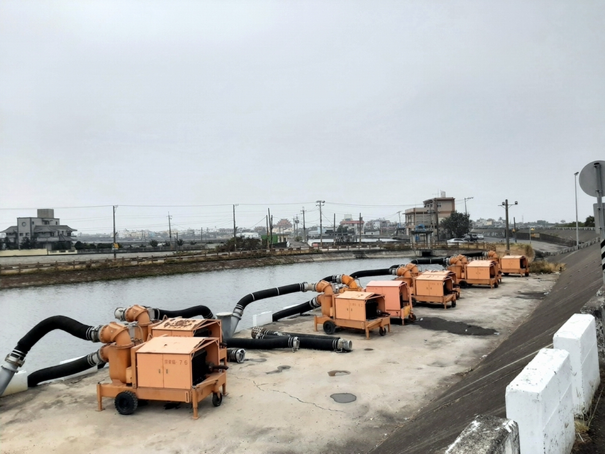 ▲水利署第七河川局聯合屏東縣政府在佳冬鄉塭仔抽水站前池，設置移動式抽水機超前佈署。（圖／水利署第七河川局提供, 2021.06.05）