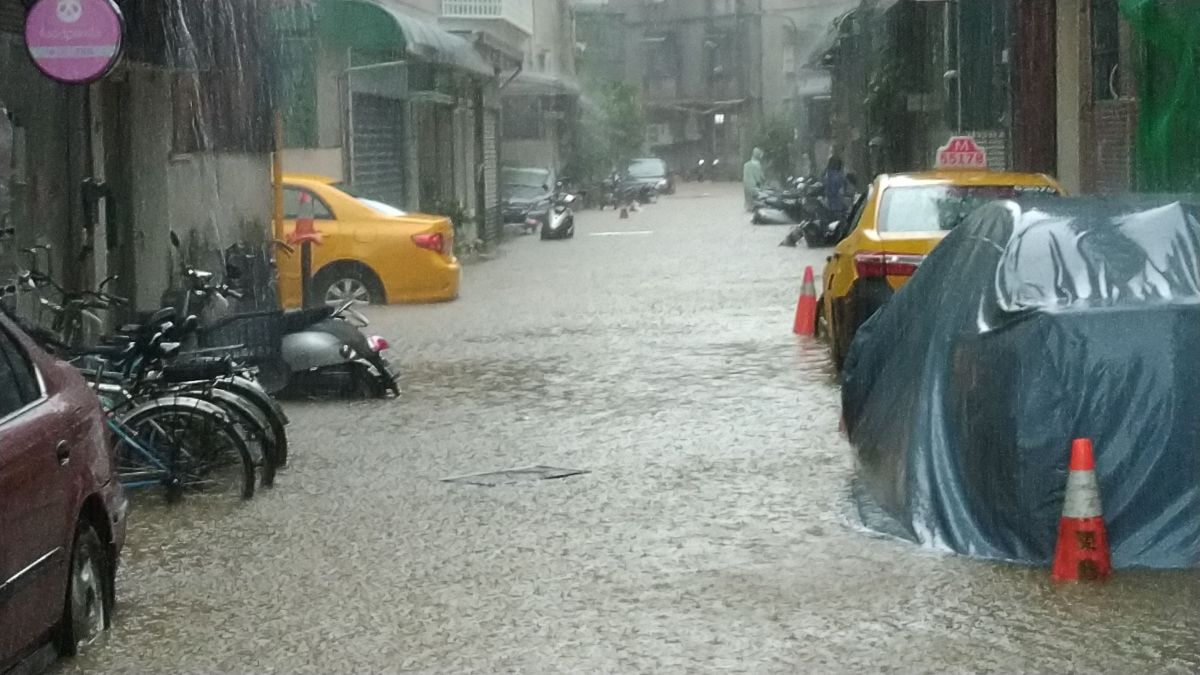 ▲北北基地區昨日下午降下大雷雨，北市多處傳出積淹水情況。（圖／北市府提供）