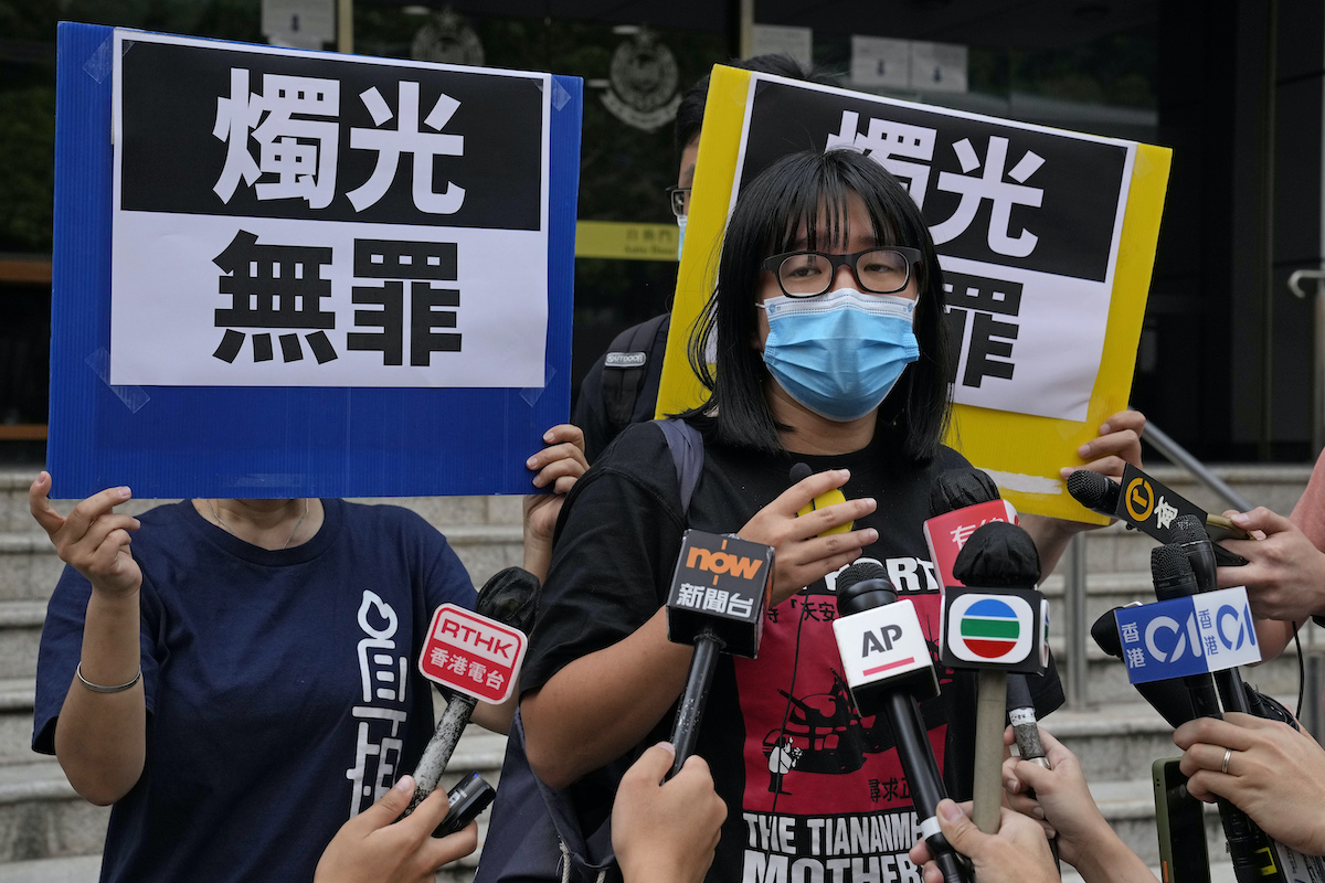 ▲被控違法宣傳參與六四集會，香港支聯會副主席鄒幸彤昨天早上遭警方逮捕後，下午近5時獲得保釋。（圖／美聯社／達志影像）