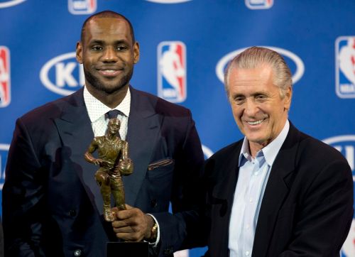 ▲名人堂教頭萊利(Pat Riley)日前在雕像揭幕儀式上呼籲NBA教練應該穿得更體面，這番言論引發名嘴熱烈迴響，甚至將砲火延燒到湖人球星詹姆斯(LeBron James)的賽前穿搭上。（圖／美聯社／達志影像）