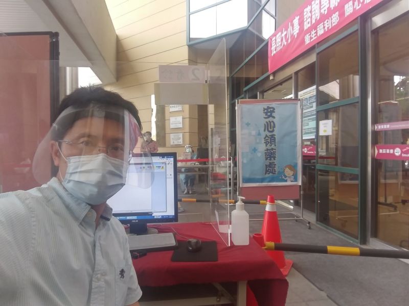 ▲新北昨(9)日確診數比前兩天都高,對此,沈政男表示原因有二,其一「新北昨天快篩了四千多人,篩出了四十多名確診」,其二「家戶感染又進到了新一波,於是又產生一個小高峰。」(圖/翻攝自沈政男臉書)