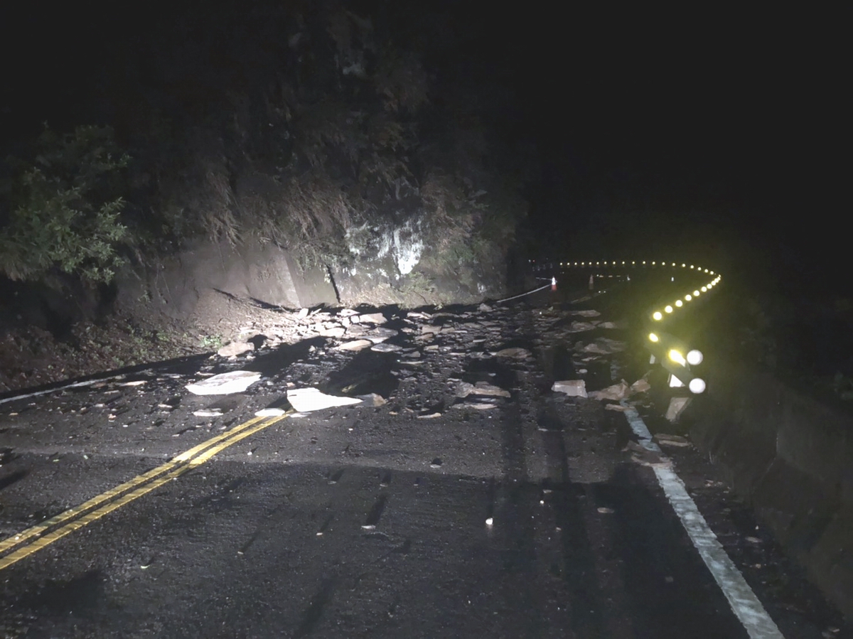 ▲台24縣道霧台公路35.5K處，昨5日深夜22時45分左右，山壁石塊倒於霧台公路雙向車道，潮州工務段人員到場清除，於今天零時15分恢復道路通行。（圖／警方提供, 2021.06.06）