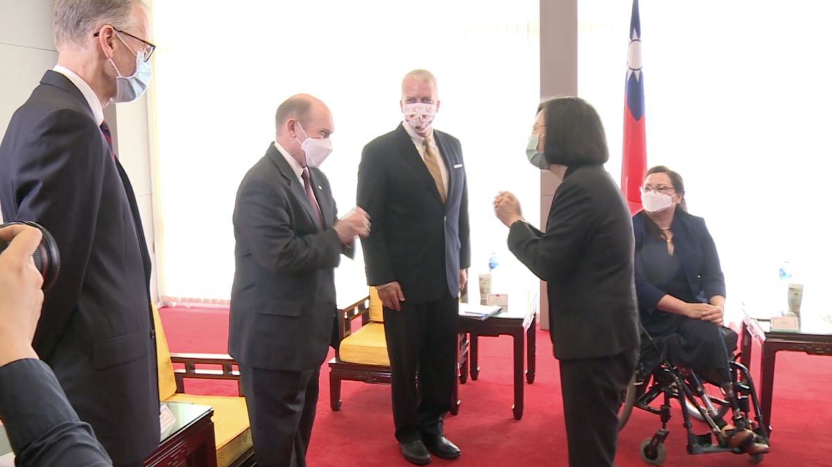 ▲總統蔡英文（右）6日接見3位美國參議員。（圖／總統府提供）