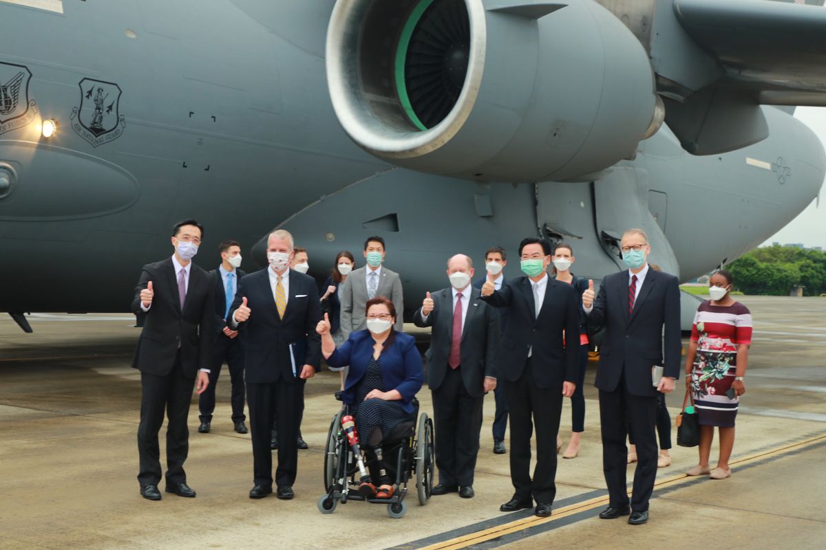 ▲美國聯邦參議員達克沃絲（Tammy Duckworth, D-IL）（中間深藍外套女性）、蘇利文（Dan Sullivan, R-AK）（左二黃色領帶男性）及昆斯（Chris Coons, D-DE）（中間深紅色領帶男性）率團訪問台灣，已於今（6）日上午7時19分抵達台北松山機場。外交部長吳釗燮以及美國在台協會（AIT）處長酈英傑也到現場迎接。（圖／外交部提供）