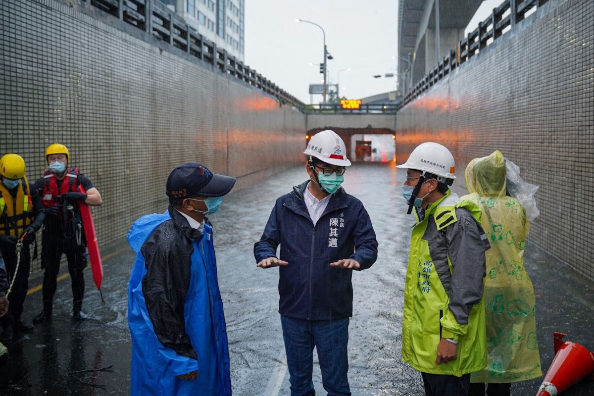 ▲陳其邁今天先後視察前鎮新生路地下道、大寮內坑里等積淹水點並下令山區居民撤離。（圖／高市府提供）