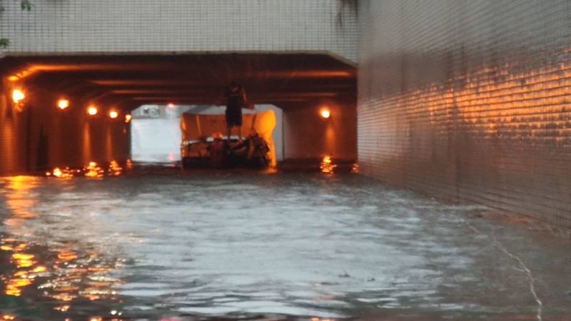 ▲高雄市金福地下道淹水約2公尺深。(圖/高市府提供)