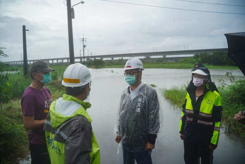 ▲市長陳其邁陳其邁積勘查各淹水點除要求市府各單位正積極應變處理排除災情,務必讓民眾影響降至最低。(圖/高市府提供)