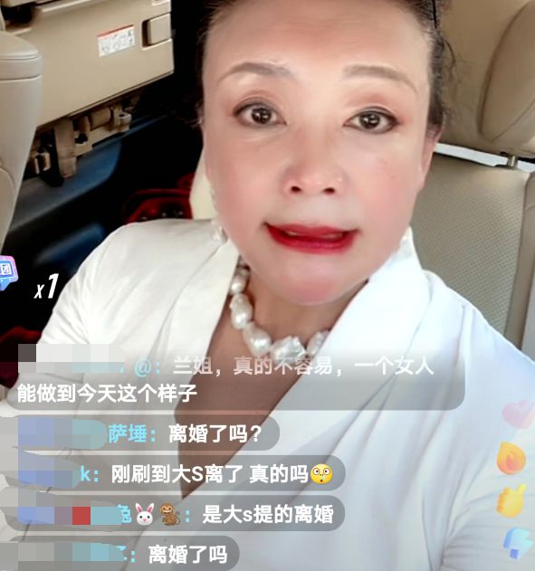 ▲張蘭直播中透露汪小菲貼國旗教育子女。(圖/翻攝張蘭抖音)
