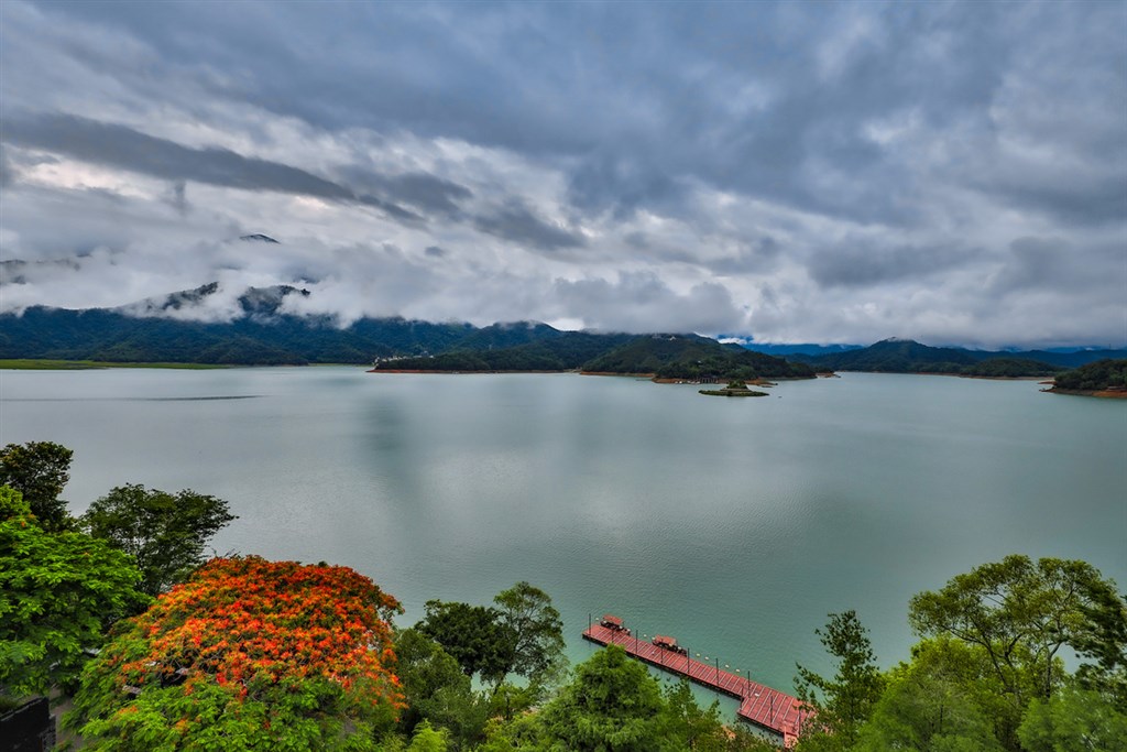 ▲南投日月潭與集水區這兩天持續降雨，水位穩定上升，日月潭水庫6日上午蓄水率來到39.84%，潭區下午出現降雨空檔，雲霧繚繞山頭，呈現靜謐美感。（民眾提供）中央社記者蕭博陽南投縣傳真　110年6月6日