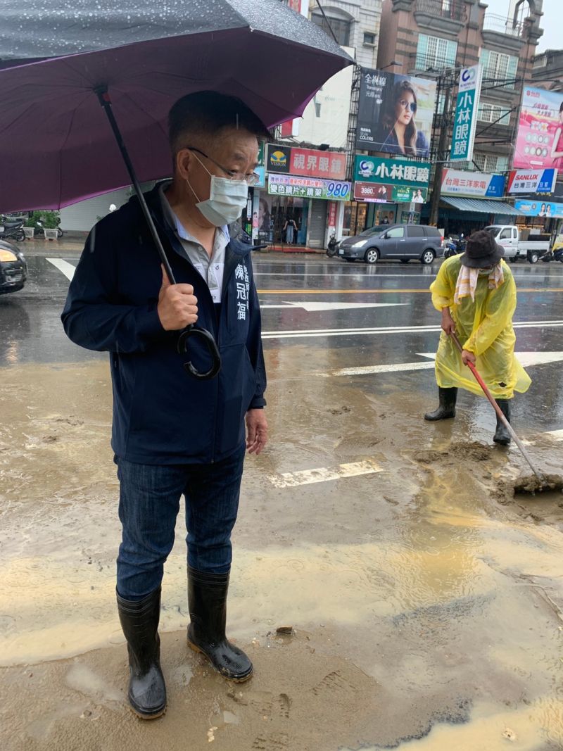 ▲地政局長陳冠福親至工地現勘及督導清疏。(圖/高市府地政局提供)