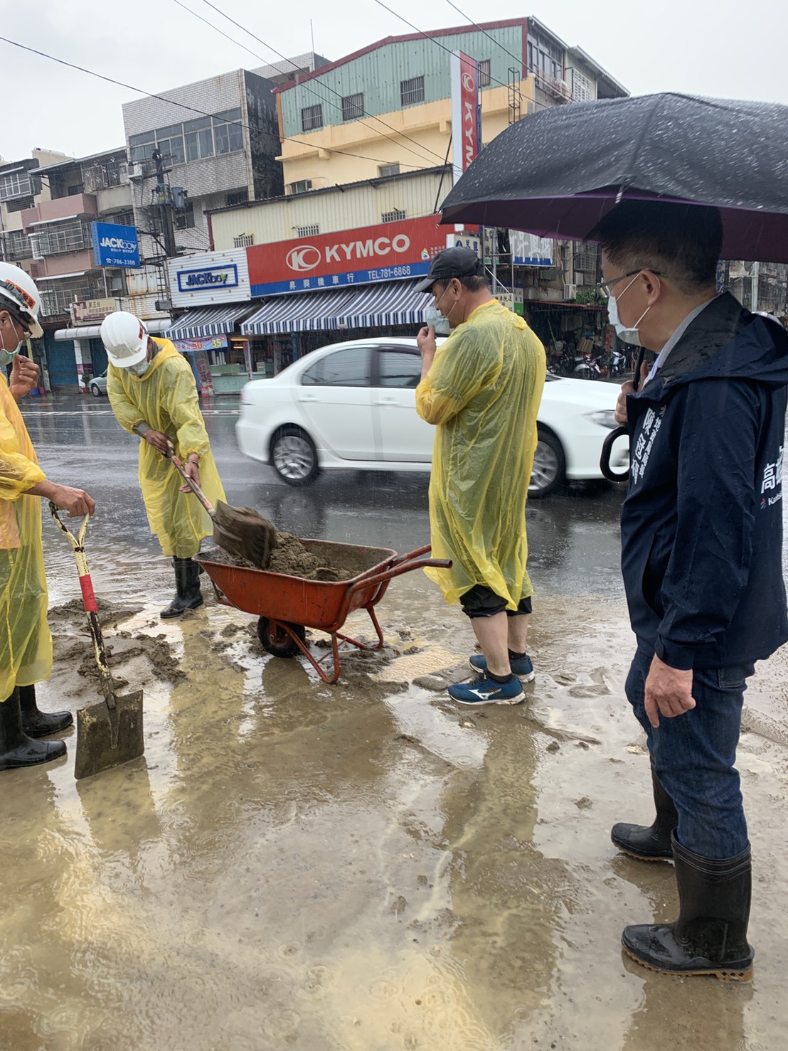 ▲鳳林四路積水已經退去，施工廠商刻正清掃路面以維持用路之安全。（圖／高市府地政局提供）