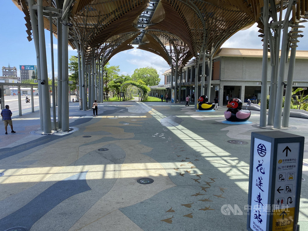 ▲花蓮縣長徐榛蔚6日表示，統計台鐵在端午節連假11至14日售票率，其中東線從西部到東部（順行）為22.58% ，東部到西部（逆行）23.24%，這2成多可能是親友或旅人，也呼籲大家在疫情警戒3級時少移動；愛家人、守護土地，就不要急於一時，為防疫一起努力。中央社記者李先鳳攝 110年6月6日