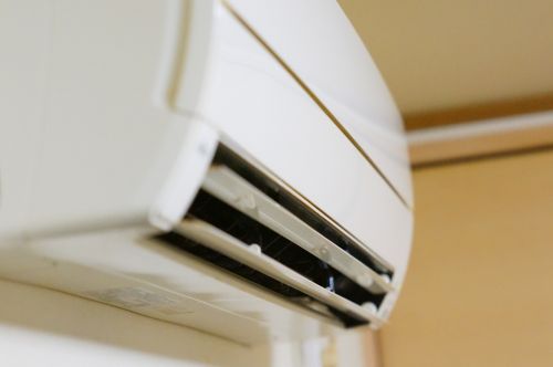 冷氣、空調。(示意圖/翻攝PhotoAC) ▲有水電師傅分享,客人問「為何冷氣不涼又耗電?」結果他一看室外機,瞬間傻眼了。(示意圖/翻攝PhotoAC)