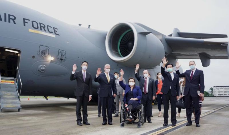 ▲美國跨黨派訪問團6日搭乘美軍C-17運輸機訪台,抵台後直接宣布美國將贈與台灣75萬劑疫苗。(圖/翻攝自AIT臉書)