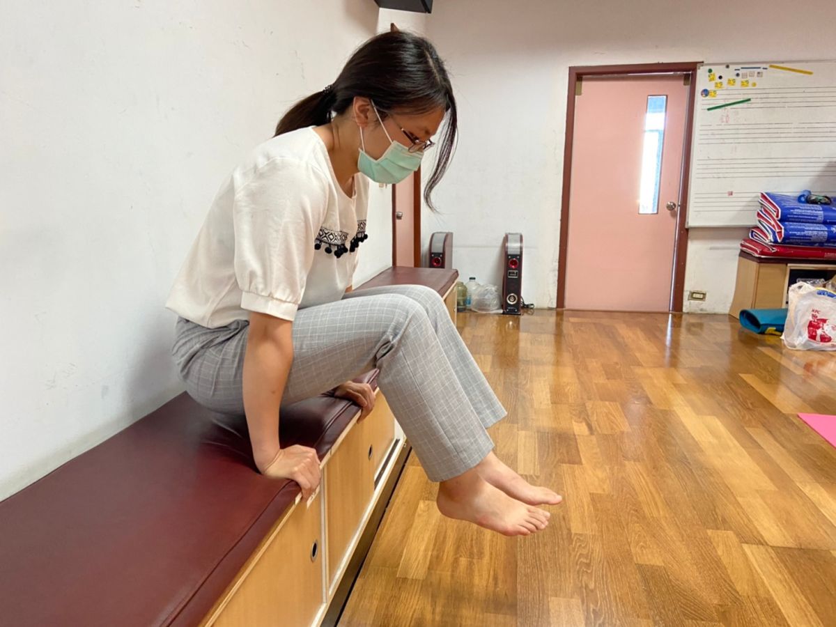 ▲八里療養院職能治療師葉佳姍建議家長，可藉由撐椅、熊爬等活動，讓孩子消耗一些過多的能量，方便居家遠距的學習。（圖／衛生福利部八里療養院提供）