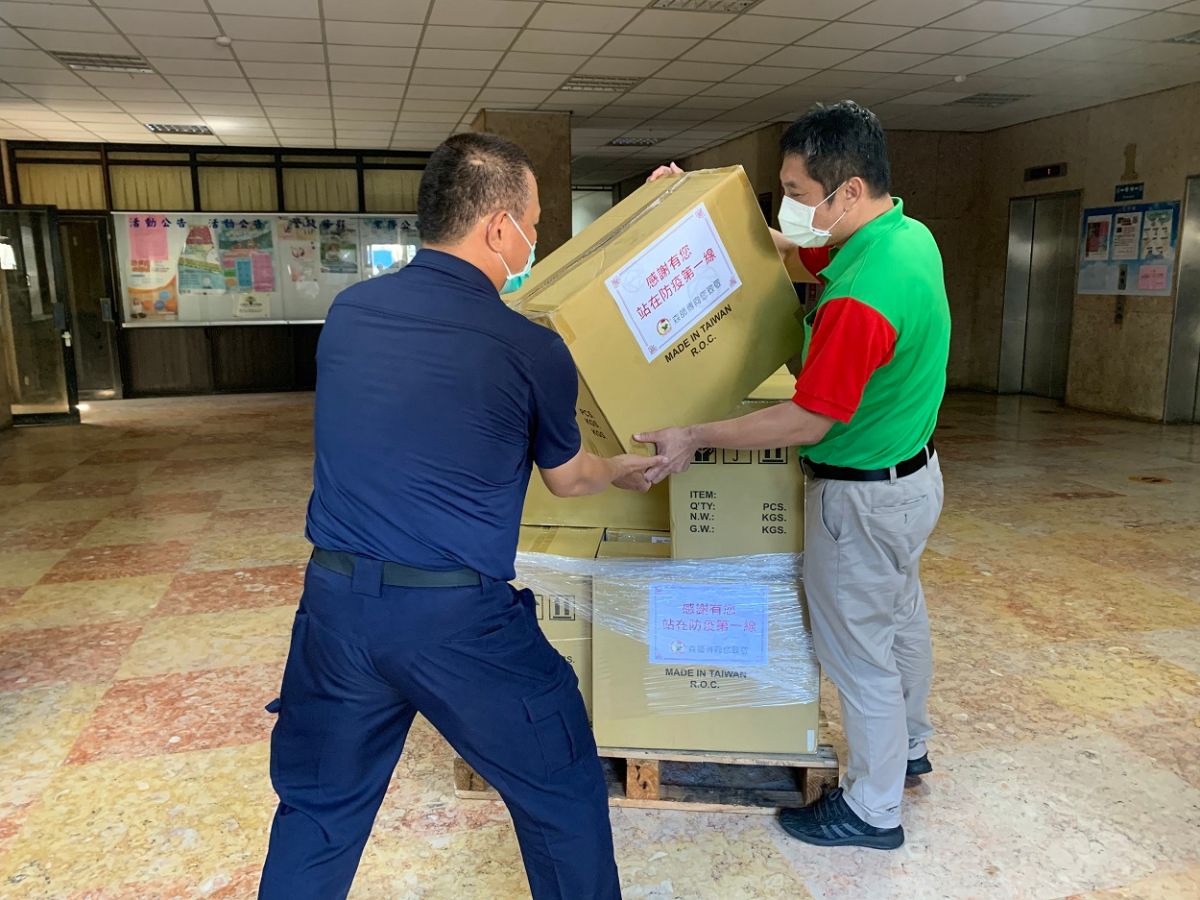 ▲新冠肺炎疫情嚴峻，連鎖便當店𡘙師傅執行副總經理倪勤修親自送達高市警局贈與防疫面罩1萬片。（圖／高市府警察局提供）