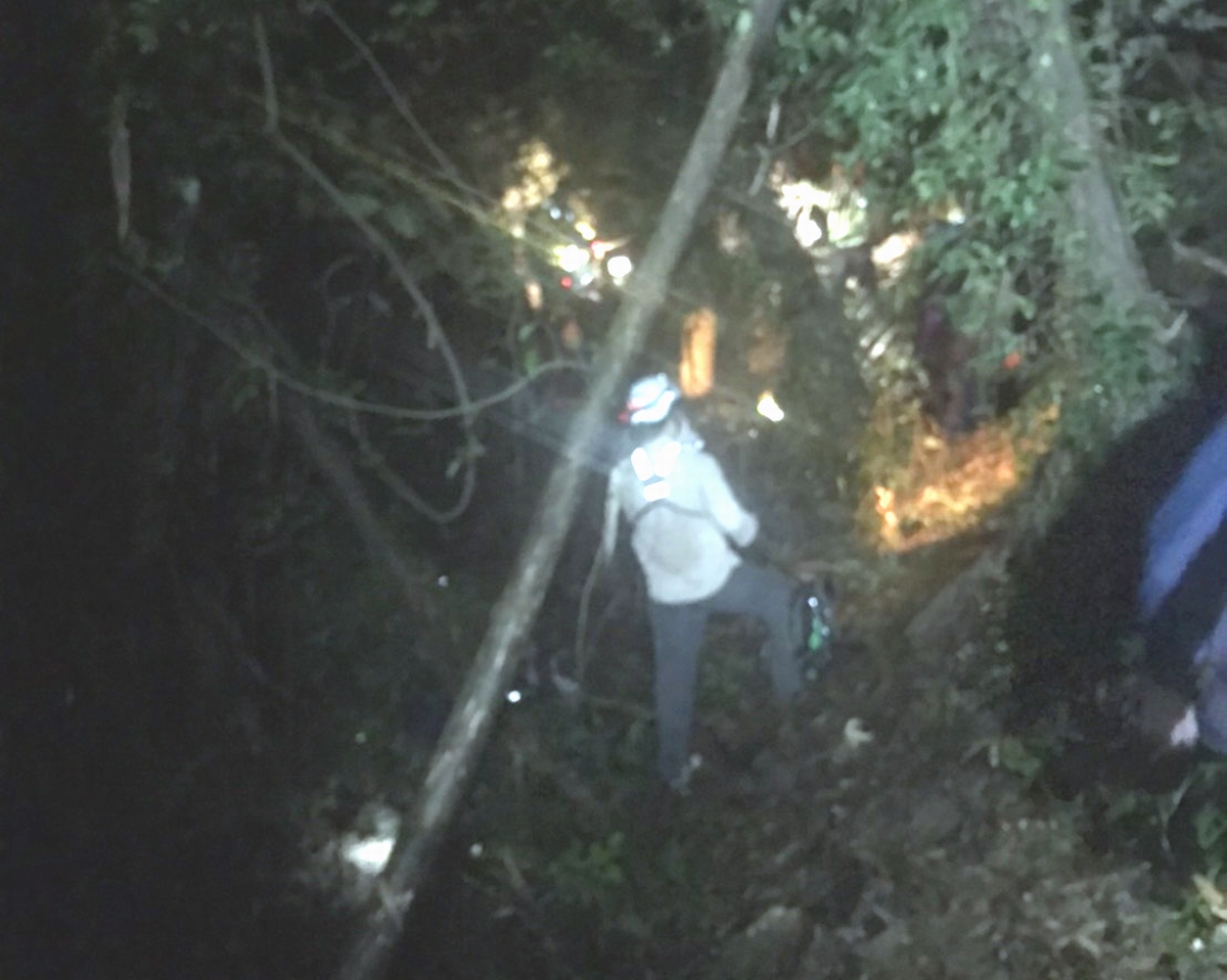 ▲屏東市饒姓夫妻6日下午15時相約攀爬笠頂山饒夫跌落山谷，警消冒雨派遣第一大隊、特搜大隊、瑪家與三地門分隊前往搜尋。（圖／警方提供, 2021.06.07）