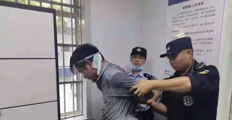 ▲中國各地至少已有十數起的惡性傷人事件，引起各界關注。圖為安徽持刀傷人案，公安制服傷人男子。（圖／翻攝自微博）