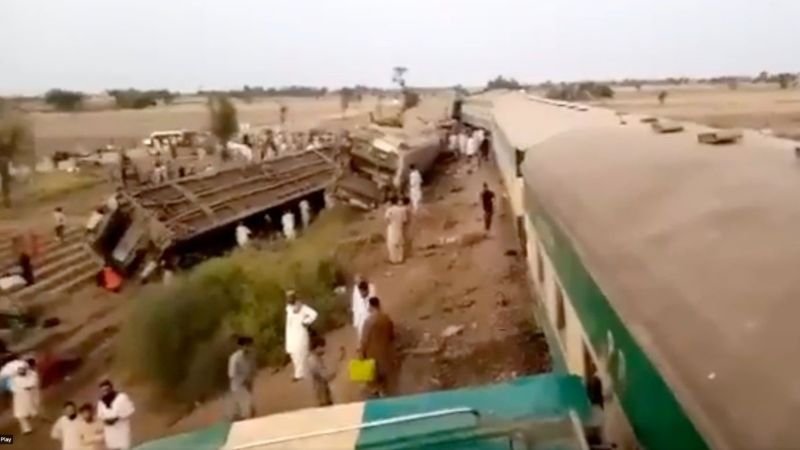 ▲巴基斯坦南方7日驚傳火車出軌及相撞事故，至少30人因此死亡。（圖／翻攝自鏡報）