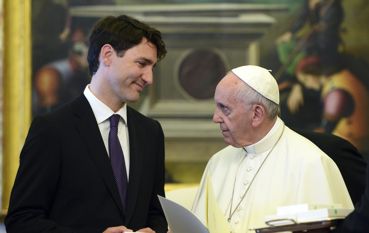 ▲加拿大一所原住民寄宿學校舊址日前發現215具兒童遺骸，教宗方濟各在演說中表達對此事的悲痛但並未道歉。圖為2017年杜魯道訪問梵蒂岡會見教宗。（圖／美聯社／達志影像）
