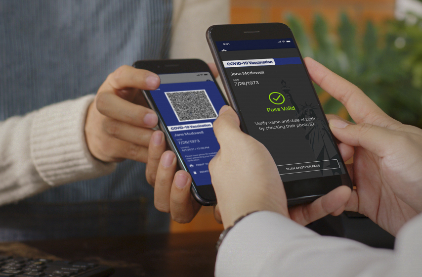 ▲歐洲將於7月開始實行「數位版疫苗護照」，不過英國有熱門交友App，鼓勵英國用戶在個人檔案註明自己「已打過疫苗」。（圖／達志影像／美聯社）