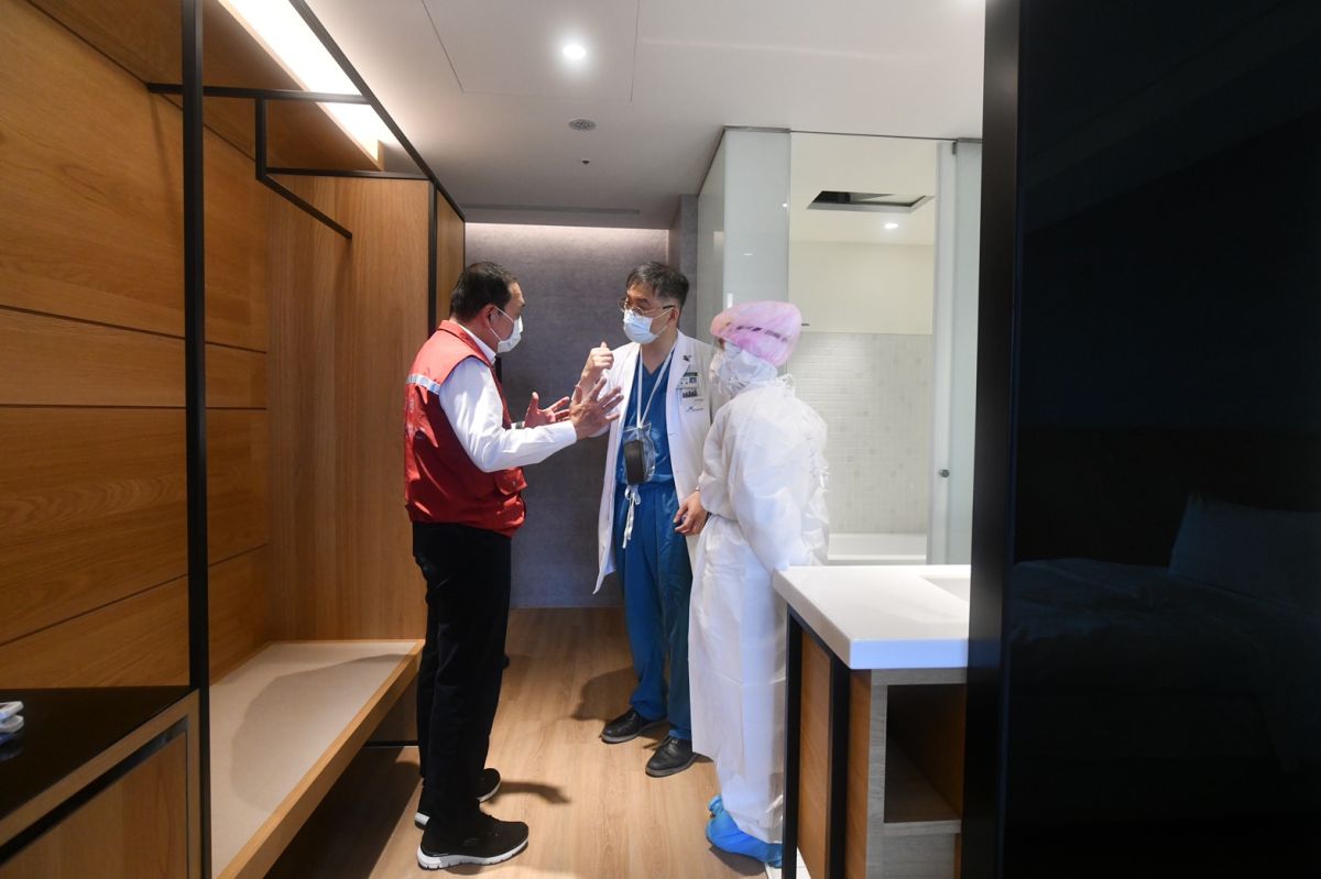 ▲新北市長侯友宜日前到集中檢疫中心視察設置的情形。（圖／新北市政府觀光旅遊局提供）