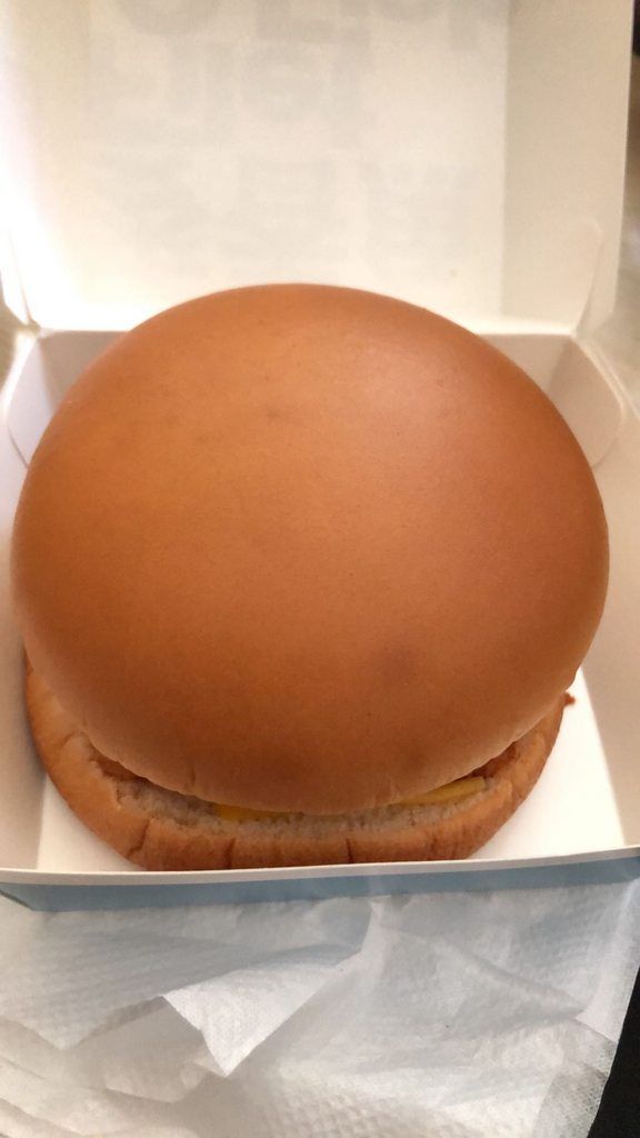 ▲台灣麥當勞的麥香魚堡用紙盒裝，外表非常平滑完整。（圖/Dcard）