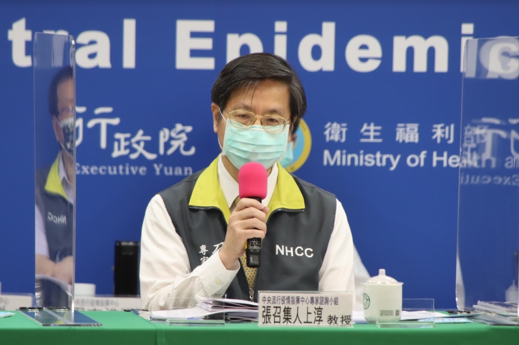 ▲中央流行疫情指揮中心專家諮詢小組召集人張上淳今（7）日說明國外疫苗發展等事宜。（圖／指揮中心提供）