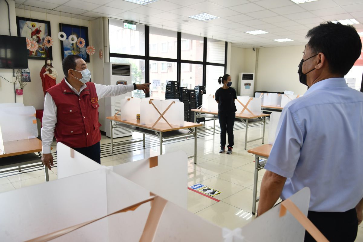 ▲新北市長侯友宜今（7）日率勞工局與經發局等防疫團隊，前往位於疫情熱區土城的燿華電子移工宿舍訪視。（圖／新北市政府提供）