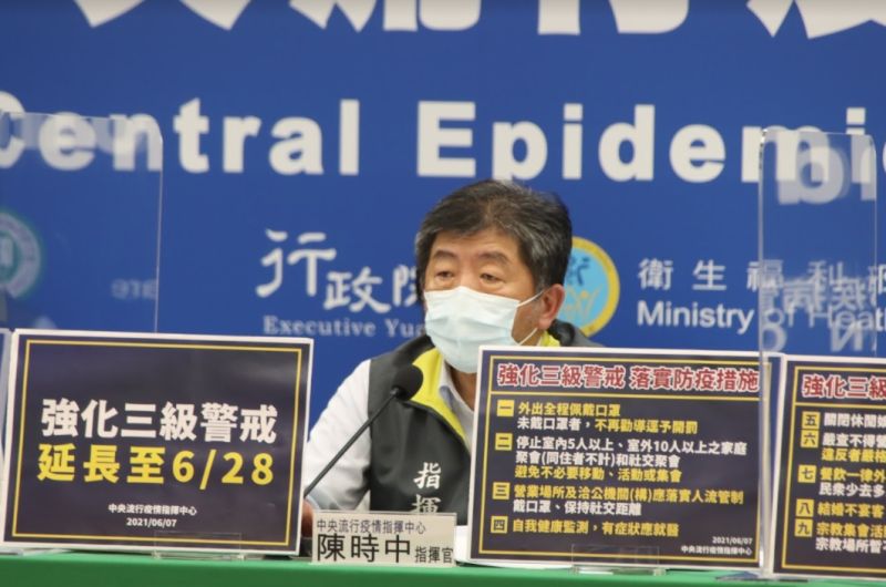 ▲中央流行疫情指揮中心指揮官陳時中7日宣布,國內疫情三級警戒延至28日。(圖/指揮中心提供)