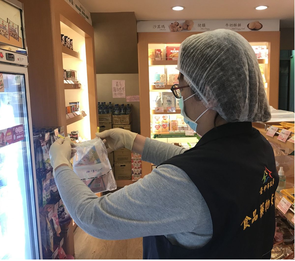 ▲台中衛生局為端午食安把關，抽驗應景食品，查獲二件不符規定依法處辦。（圖／衛生局提供）