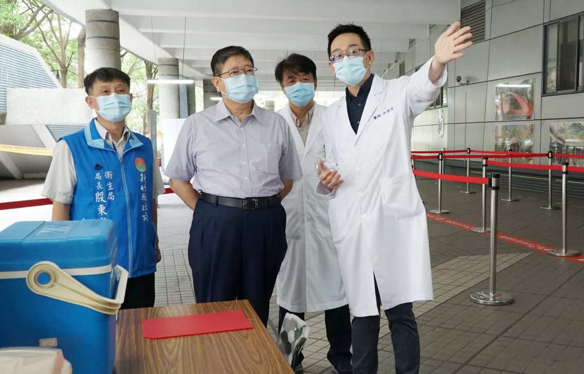 ▲新竹縣完成首座大型疫苗接種站，縣長楊文科（左2）到場關心動線及施打效率。（圖／新竹縣政府提供）