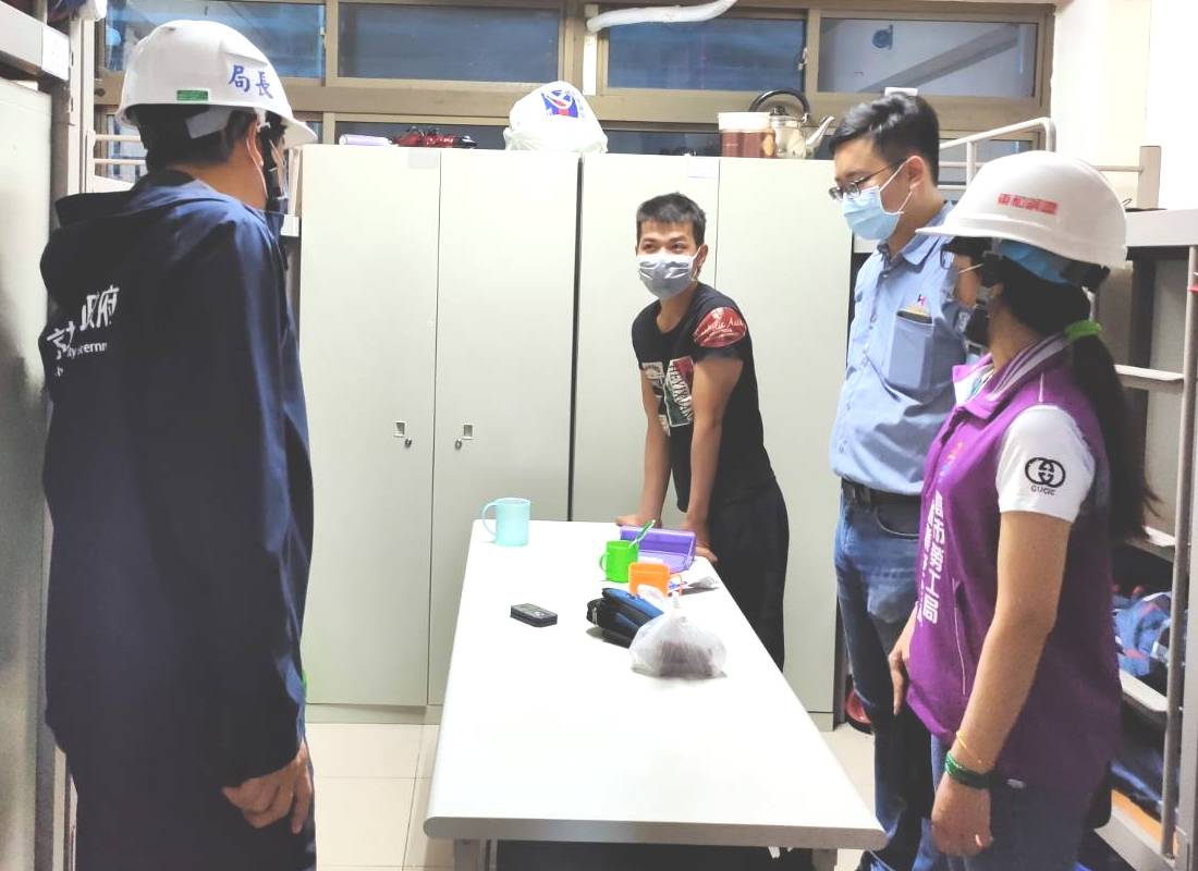 ▲高雄市政府勞工局局長周登春(左)稽查移工宿舍，以減少移工群聚，嚴守職場防線。(圖／記者黃守作攝，2021.06.07)