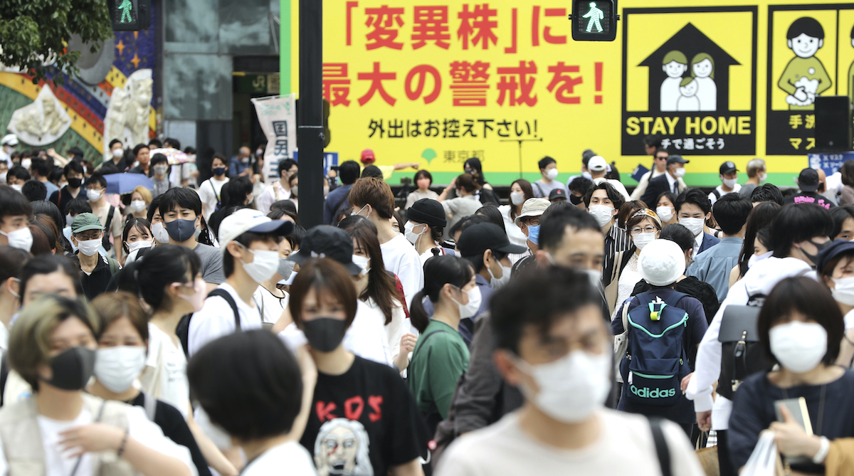 ▲繼日本大阪及東京先後出現疑似Omicron變異株社區傳播後，京都府與福岡縣今天也分別確認轄內Omicron患者皆無海外旅遊史，同樣疑為社區傳播。資料照。（圖／美聯社／達志影像）