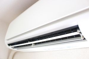 冷氣、空調。(示意圖/翻攝PhotoAC) ▲女孩網友們紛紛留言認為,「房間放一杯水」和「乳液」真的可以改善皮膚長期在冷氣房變乾的狀況。(示意圖/翻攝PhotoAC)